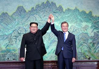 L'UIP s'est réjouie de la tenue du Sommet intercoréen historique par les 
deux dirigeants, Kim Jong-un et Moon Jae-in. © AFP / Korea Summit Press 
Pool

 
