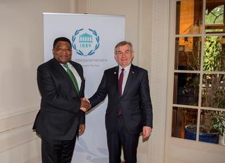 Martin Chungong, Secrétaire général de l'UIP, et Viktoras Pranckietis, 
Président du Parlement lituanien. © IPU/Jorky

