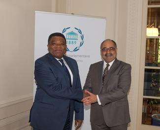 Le Secrétaire général de l’UIP, Martin Chungong, et l’Ambassadeur du 
Pakistan à l’ONU, M. Farukh Amil. © UIP/Jorky

