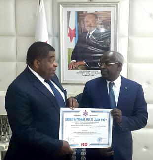 Prime Minister of Djibouti Abdoulkader Kamil Mohamed presents IPU Secretary General Martin Chungong with the National Order of 27th of June