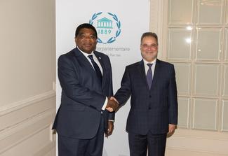 Le Secrétaire général de l’UIP, Martin Chungong, et le Vice-Premier 
Ministre yéménite,  Abdel Malik Al-Mikhlafi. © UIP/Jorky

