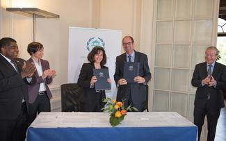 Le protocole d'accord a été signé par Anda Filip, Directrice de la 
Division des Parlements membres et des  relations extérieures de l’UIP, 
et Christoph Benn, Directeur des relations extérieures du Fonds mondial. 
©IPU/Jorky


