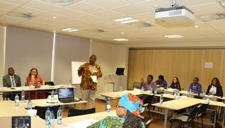Le spécialiste en matière d’égalité des sexes, Ngamane Karuaihe-Upi, 
s’exprime durant l’exercice d’auto-évaluation en Namibie. © Parlement 
namibien


