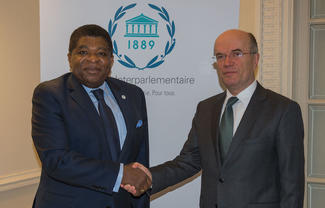 Martin Chungong, Secrétaire général de l'UIP, et S.E. M. Naci Koru, le 
nouveau Représentant permanent de la Turquie à Genève. © UIP/Jorky

