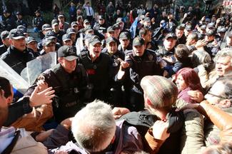 La police anti-émeute et les manifestants s'affrontent suite à 
l'arrestation des parlementaires turcs du parti HDP. ©AFP/Adam Altan

