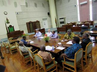 L'UIP a effectué une mission à Port Vila pour aider le Parlement de Vanuatu 
à évaluer ses besoins. © UIP/ L. Marzal

