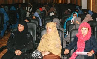 Des femmes sont réunies pour la conférence d'inscription électorale pour 
le Conseil consultatif municipal de la province du Helmand, Afghanistan. 
Photo de Helmand PRT Lashkar Gah. (link is external) [1]


[1] https://www.flickr.com/photos/helmandprt/8977036235/
