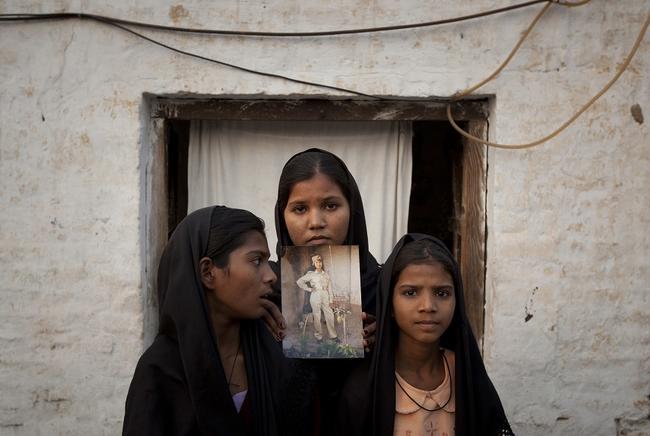 Girls holding picture of femal soldier