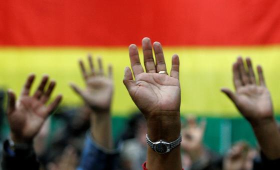 Hands raised in vote. © Reuters/David Mercado