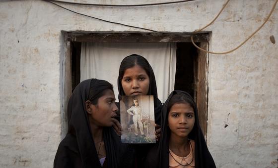 Girls holding picture of femal soldier